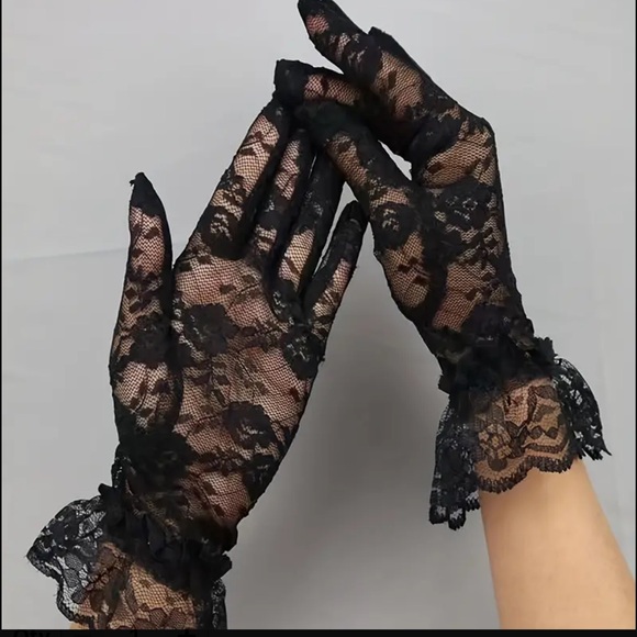 ♠️🆕 Charming Lace Yarn Gloves - Delicate Hollow Out, Short & Solid Color Black - Picture 4 of 6